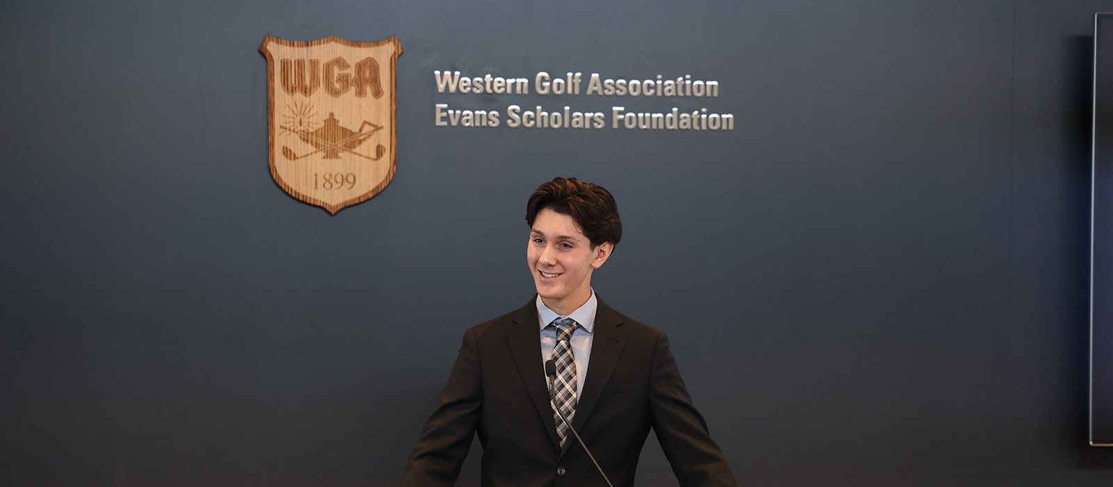 Full college scholarships awarded to 101 Chicago-area student caddies