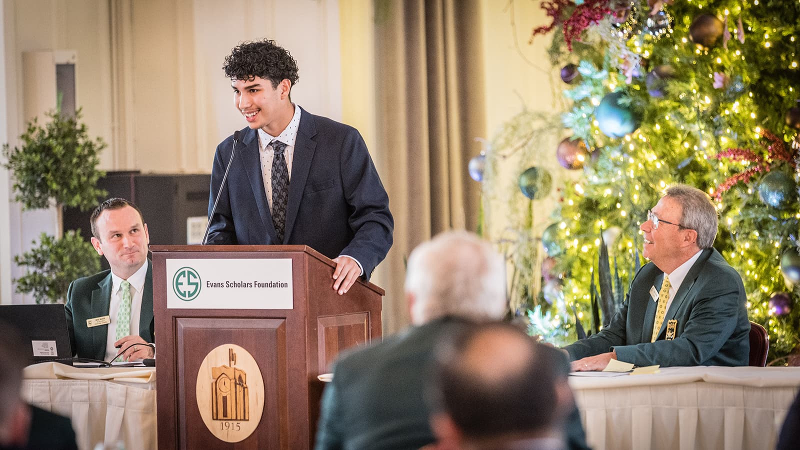 Full college scholarships awarded to 18 Chicago-area caddies